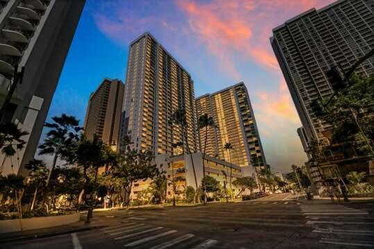 Sunrise Serenity On The 30th Floor - Modern Waikiki Escape With Views And Free Parking Apartment *