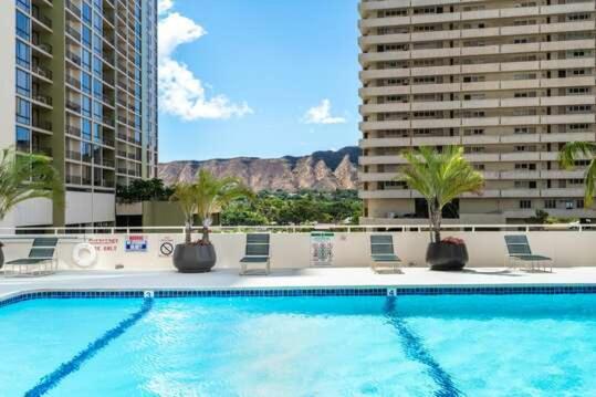 Sunrise Serenity On The 30th Floor - Modern Waikiki Escape With Views And Free Parking *