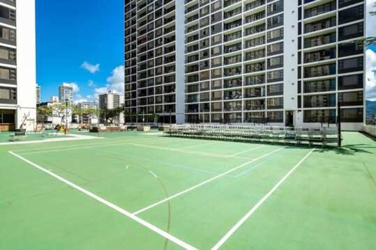 Sunrise Serenity On The 30th Floor - Modern Waikiki Escape With Views And Free Parking Apartment Honolulu