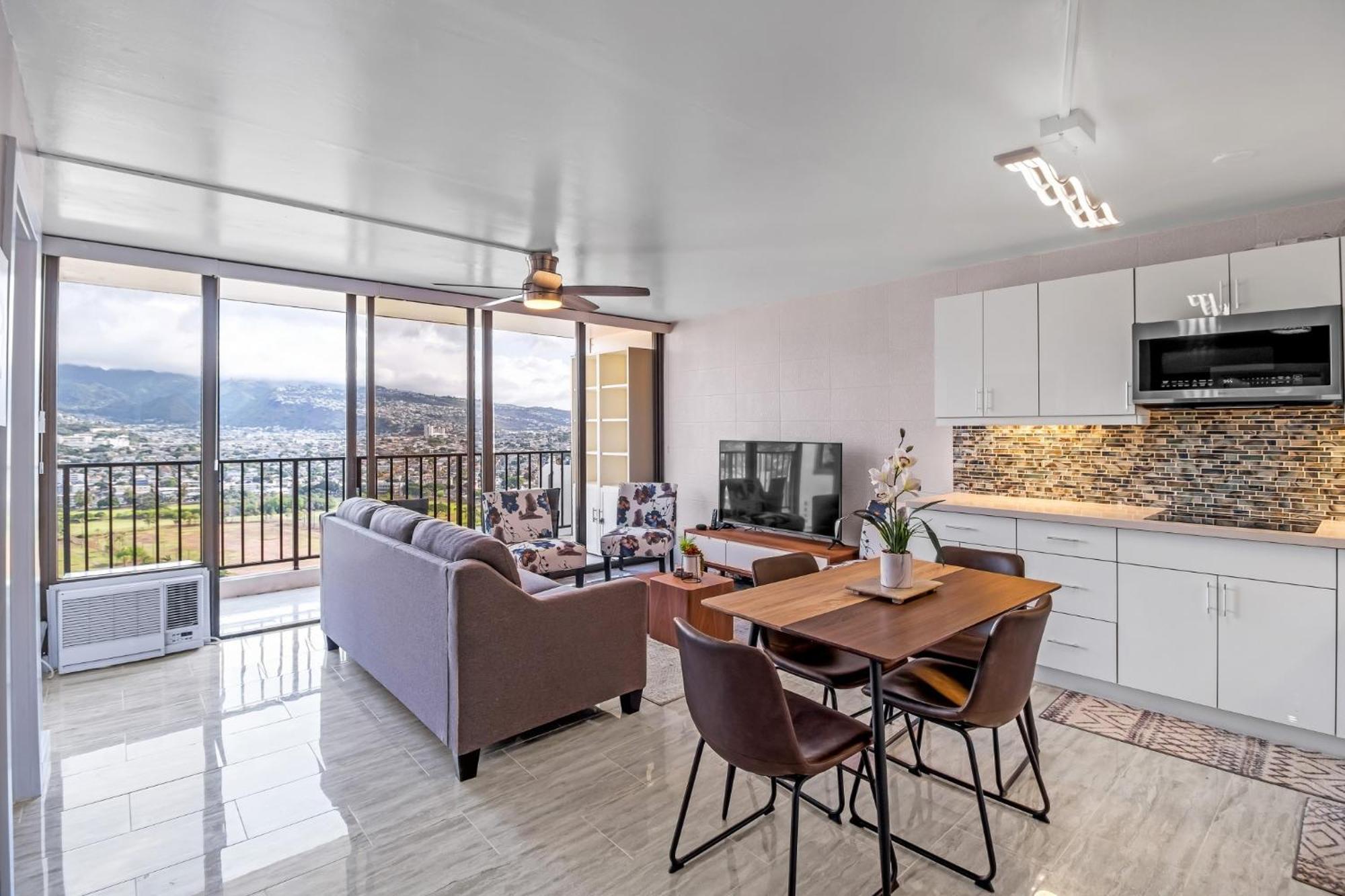 Apartment Sunrise Serenity On The 30th Floor - Modern Waikiki Escape With Views And Free Parking Honolulu