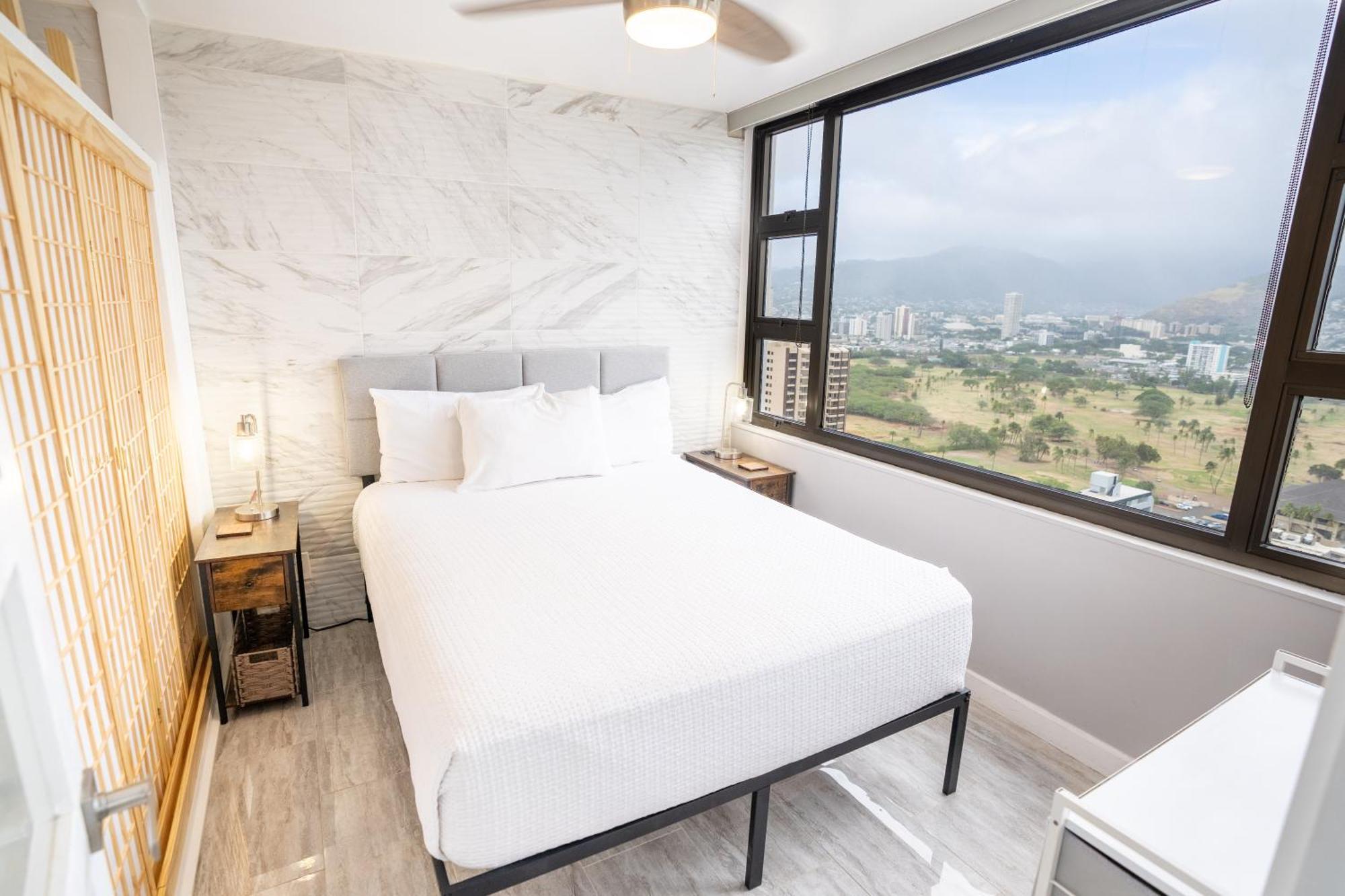 Sunrise Serenity On The 30th Floor - Modern Waikiki Escape With Views And Free Parking