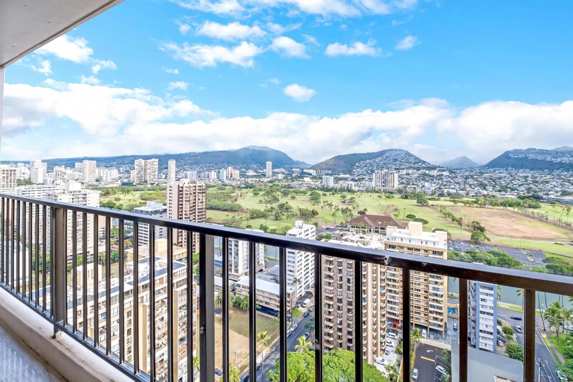 Sunrise Serenity On The 30th Floor - Modern Waikiki Escape With Views And Free Parking Apartment Honolulu
