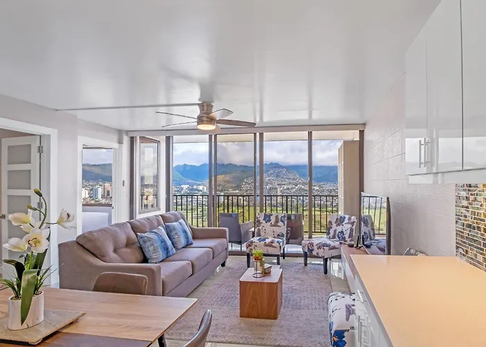 Sunrise Serenity On The 30Th Floor - Modern Waikiki Escape With Views And Free Parking