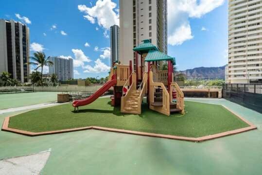 Sunrise Serenity On The 30th Floor - Modern Waikiki Escape With Views And Free Parking *