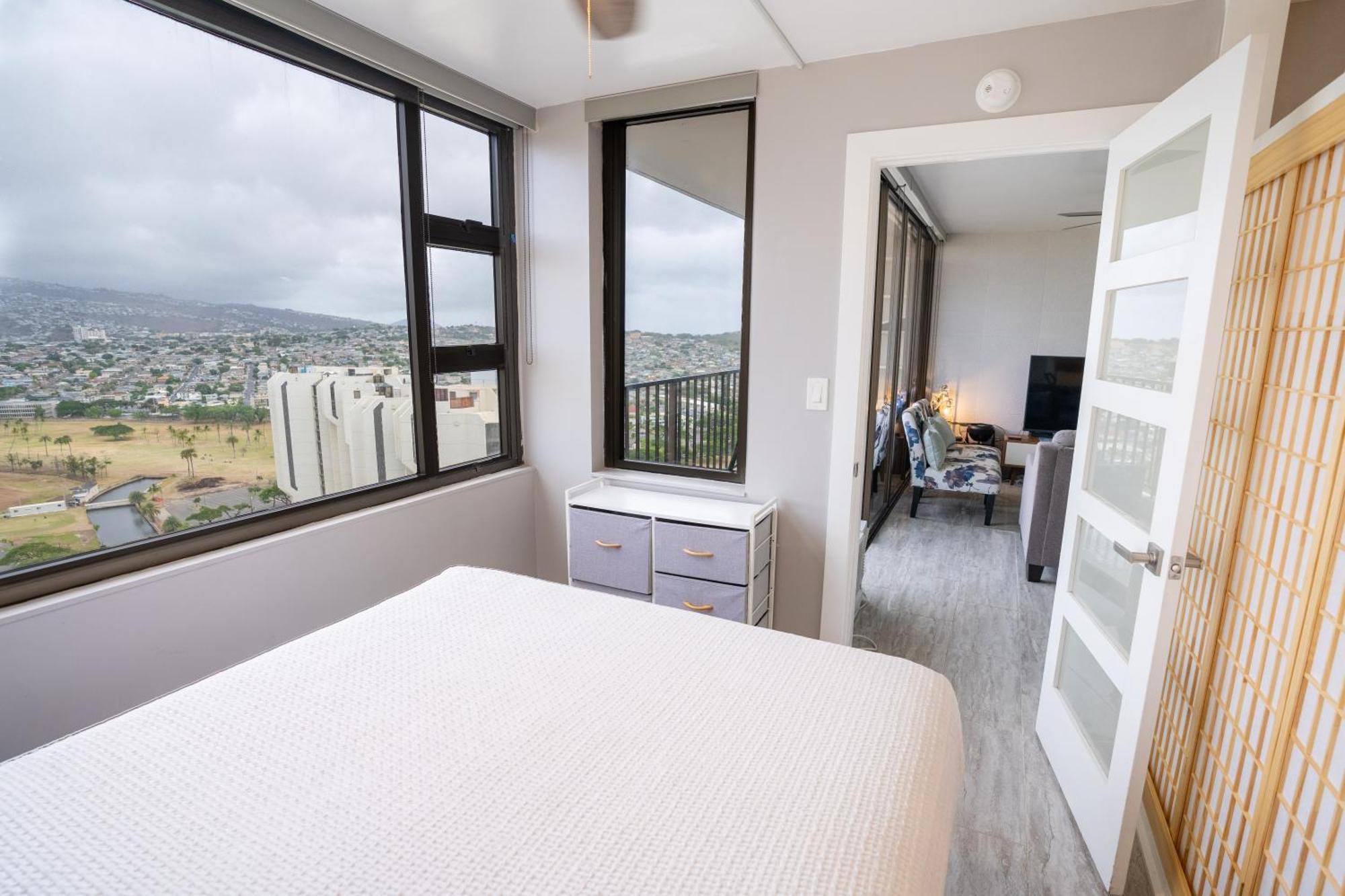 Sunrise Serenity On The 30th Floor - Modern Waikiki Escape With Views And Free Parking
