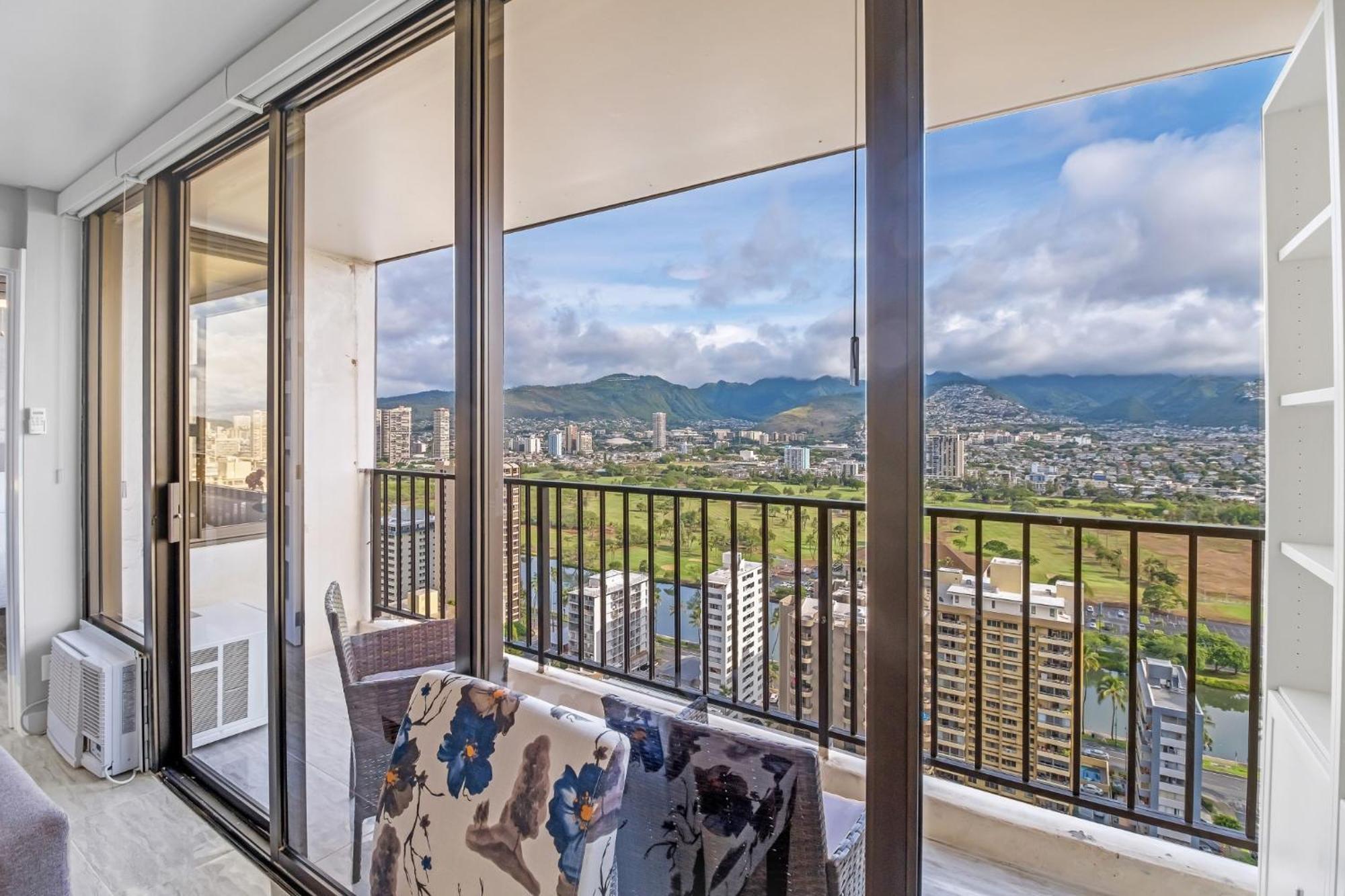 Sunrise Serenity On The 30th Floor - Modern Waikiki Escape With Views And Free Parking *